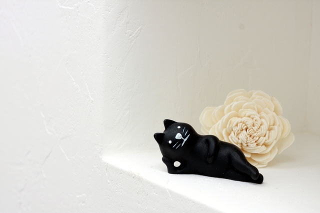 黒猫の置物とお花