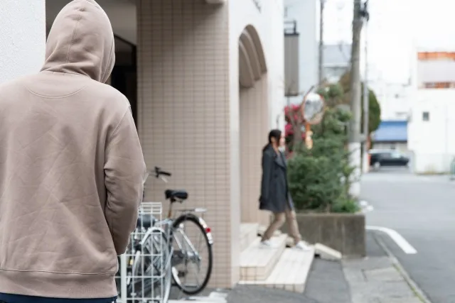 夢占い ストーカーの夢の意味 される あう 追われる 追いかけられるなど 夢占い ストーカーの夢の意味 される あう 追われる 追いかけられるなど