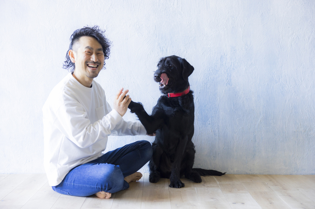 愛犬と遊ぶ男性