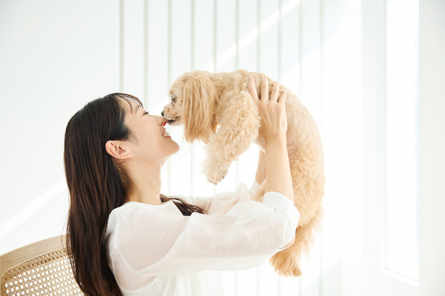 犬に鼻を舐められる女性