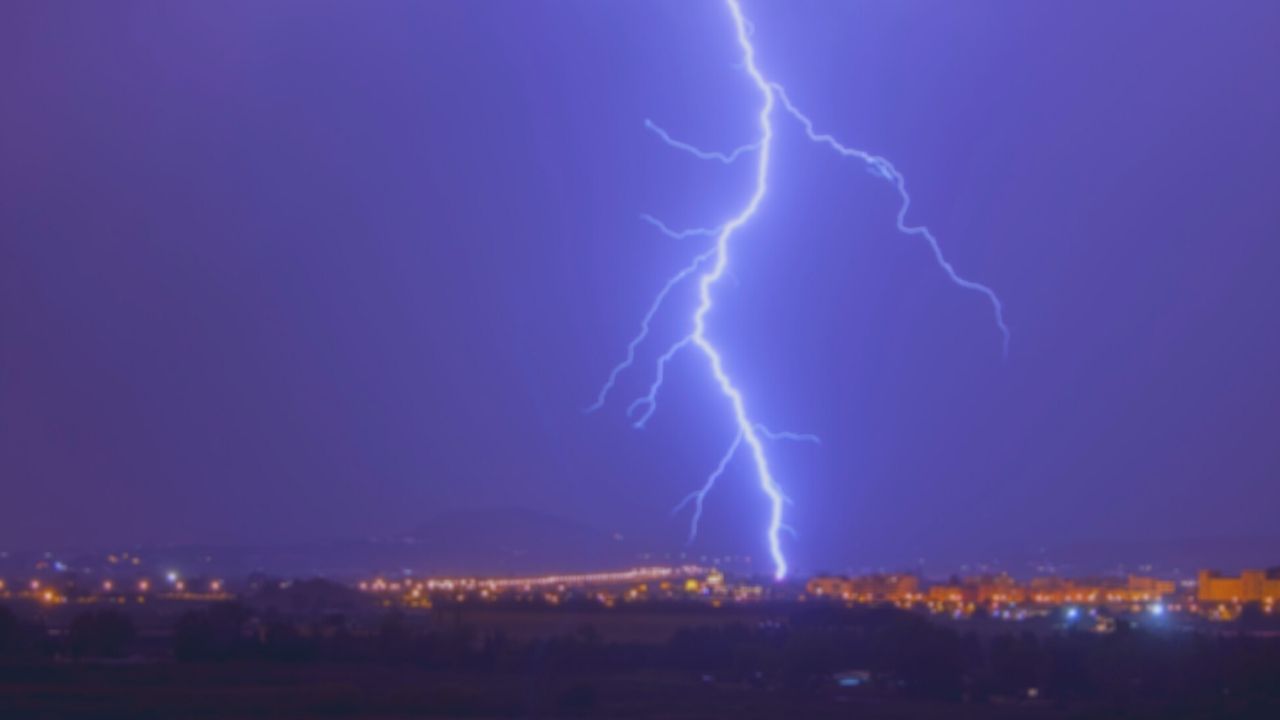 【夢占い】雷が落ちる夢の意味！人・家・自分・木・火事になるなどシチュエーション別診断も