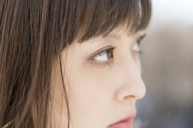 睨む女性