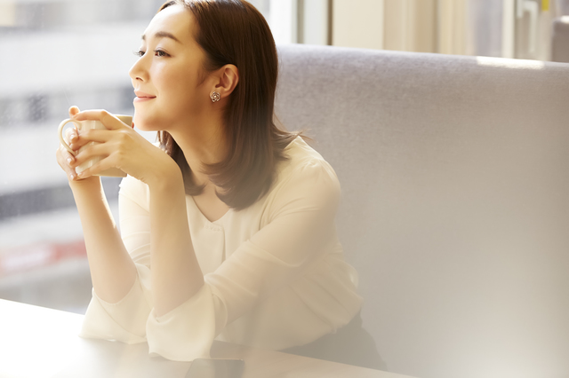 カフェでリラックスする女性