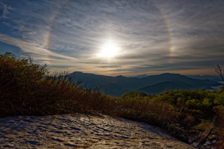 円形・太陽の周り・ハロ・光環の虹の画像