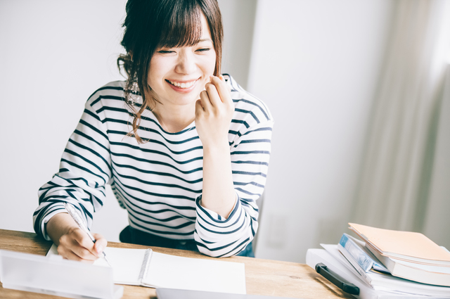 勉強する女性