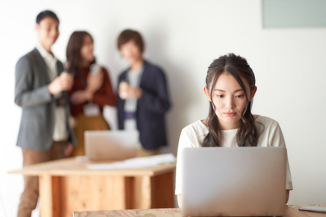 職場の人間関係に悩む女性