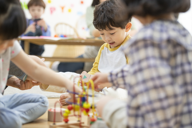 幼稚園で遊ぶ子供