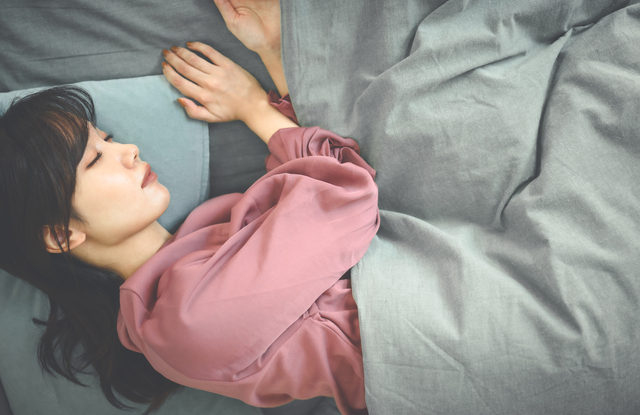 睡眠を取る女性