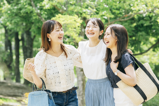 女性3人で楽しく旅行をする