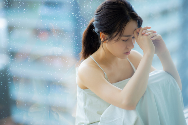 人間関係の変化に落ち込む女性