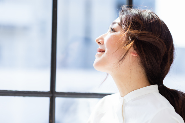 窓辺で微笑む女性