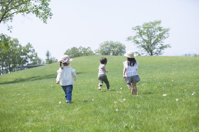 遊ぶ子どもたち