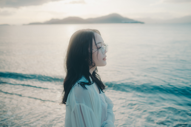 海辺に立つ女性
