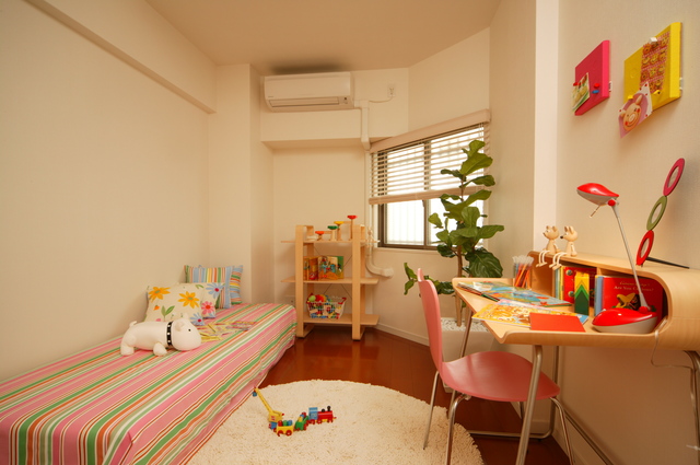 明るい雰囲気の子供部屋