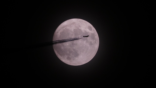 飛行機雲と満月