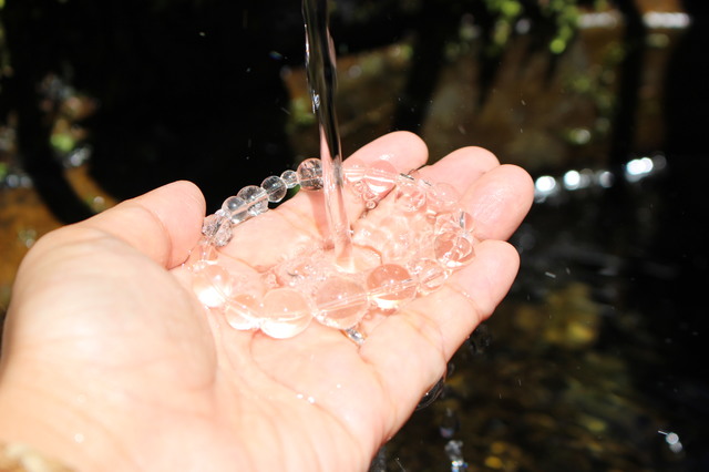 パワーストーンを水で浄化する