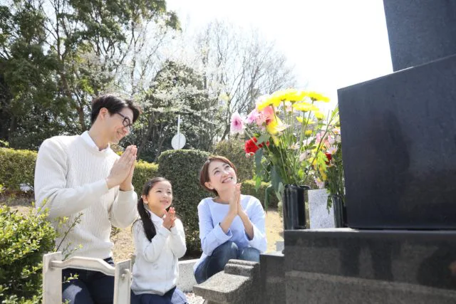 お墓参りとスピリチュアル 急に行きたくなる 掃除 雨 蜂 線香が燃える
