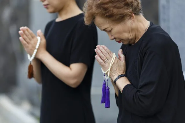 お墓参りとスピリチュアル 急に行きたくなる 掃除 雨 蜂 線香が燃える