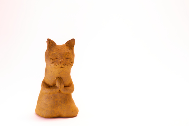陶器製の拝む猫の置物
