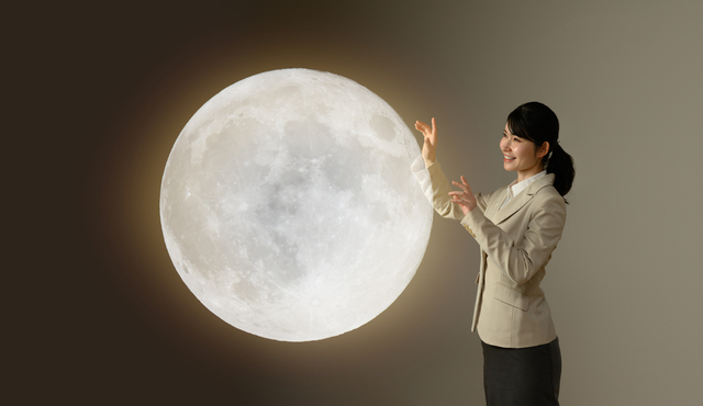 満月と女性