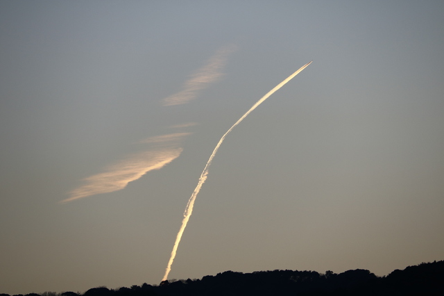 龍のように昇る飛行機雲