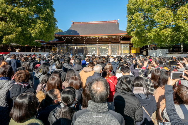 初詣で混雑する明治神宮