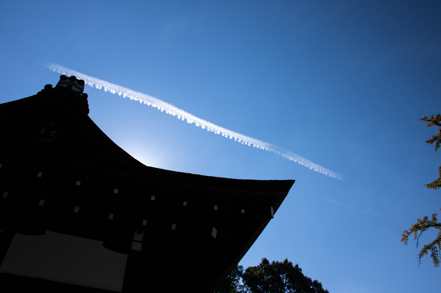 神社と龍のような飛行機雲