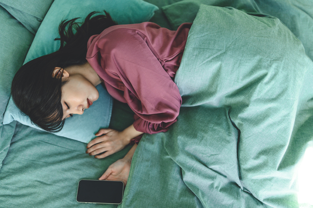 睡眠中の女性