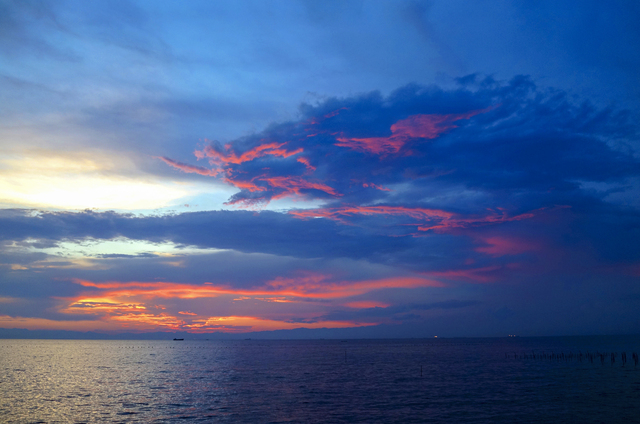 夕焼けで赤い龍雲