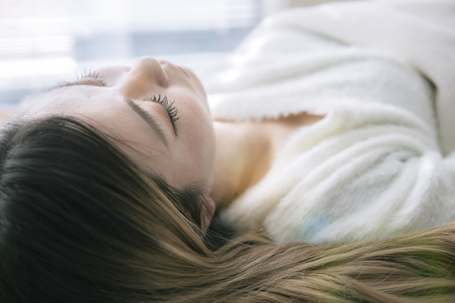 ベッドで眠る女性