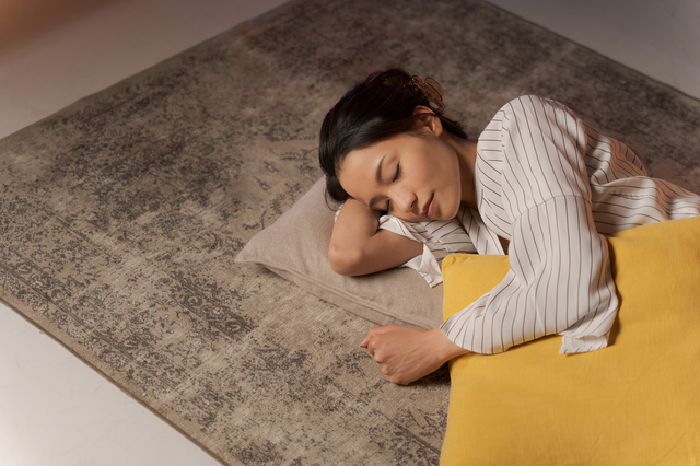 床で眠る女性