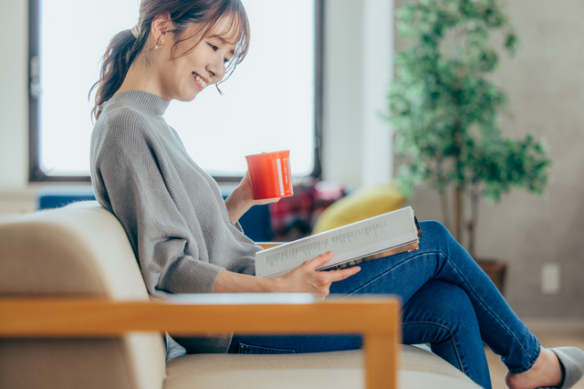 笑顔で雑誌を読む女性