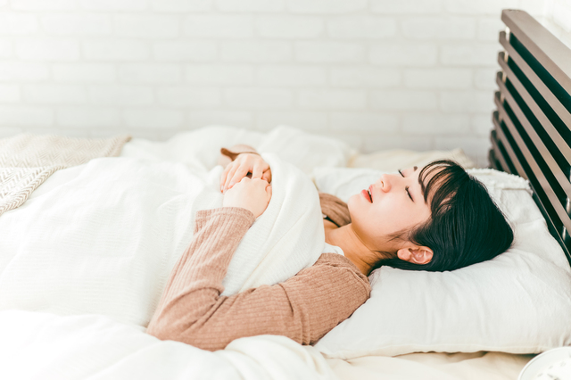 ぐっすり眠る女性