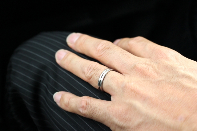 結婚指輪をした男性