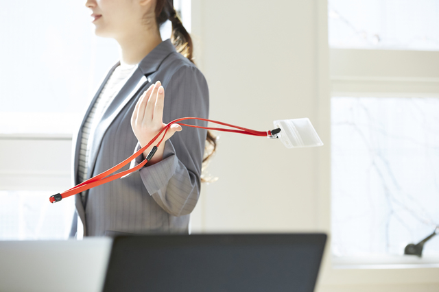 退職する女性