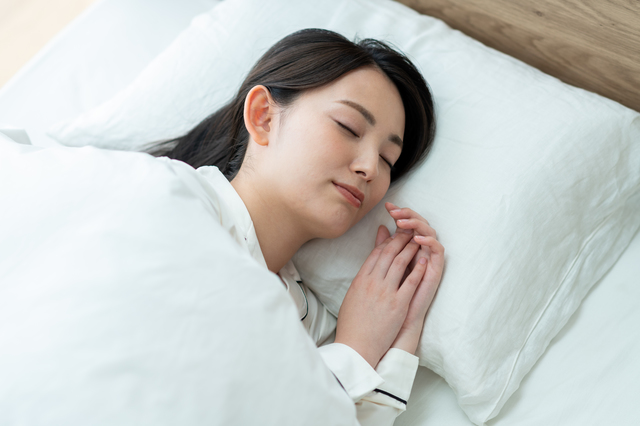 眠る女性