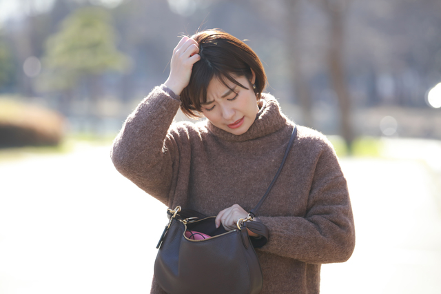 財布を忘れたことに気づく女性