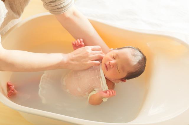 入浴する赤ちゃん