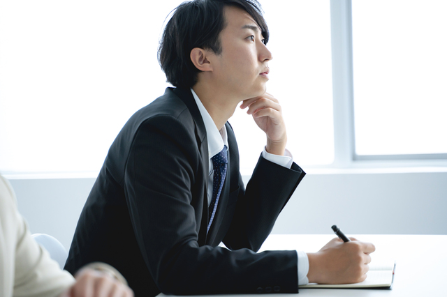 セミナーに参加する男性
