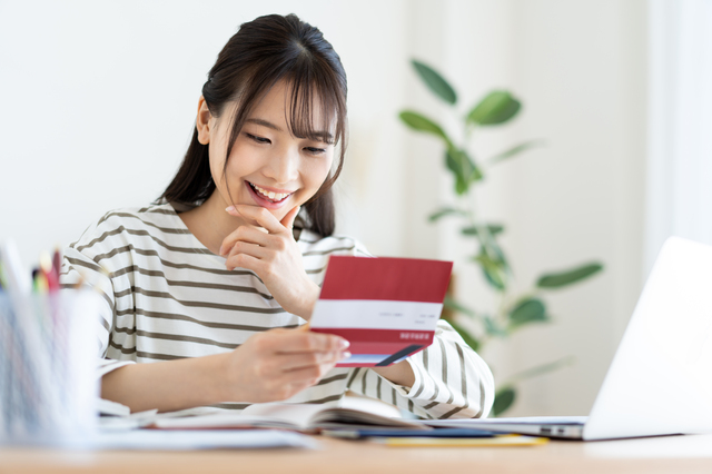 貯金する女性