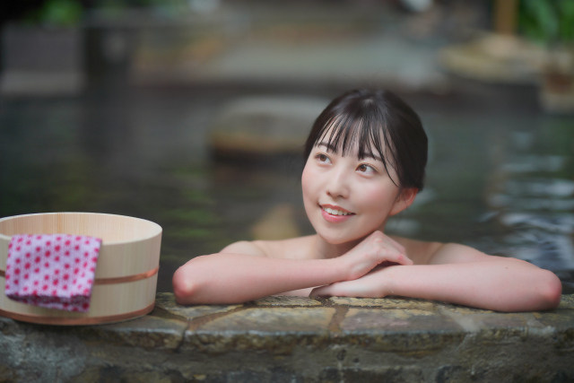温泉に入る女性