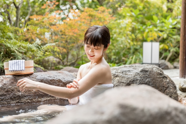 温泉に入る女性