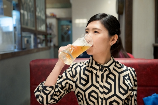 ビールを飲む女性