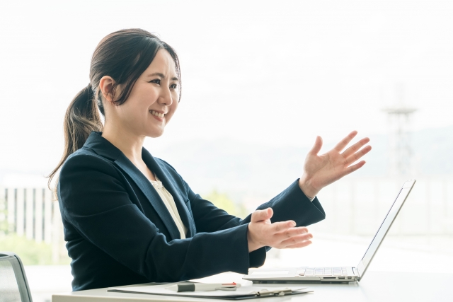 仕事をする女性