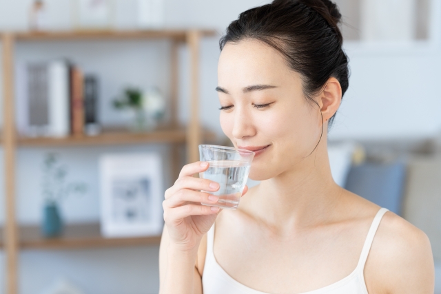 水を飲む女性