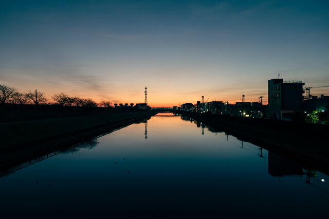 夜明けの川の風景