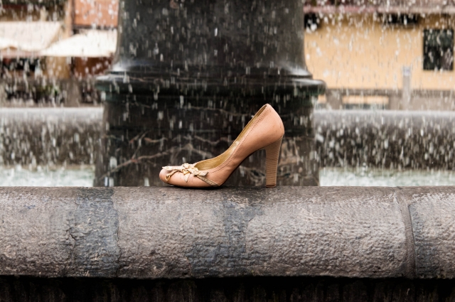 雨に濡れる靴