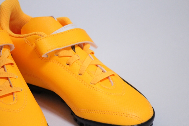オレンジ色の靴