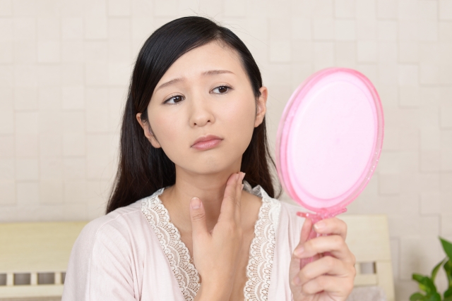 首を気にする女性