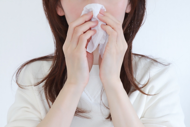 鼻水を拭く女性